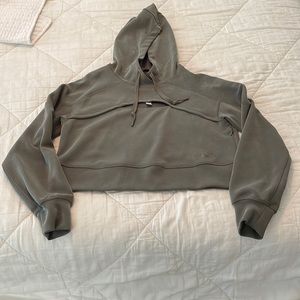 Lululemon cut out crop